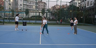 Kartal Belediyesi'nin Tenis Eğitimleri Tüm Hızıyla Devam Ediyor