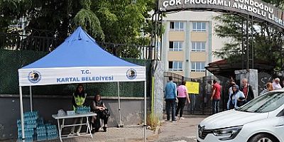 Kartal Belediyesi Üniversite Sınavında Öğrencilerin Yanında