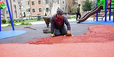 Kartal'da Parkların Zeminleri Çocuklar İçin Yenileniyor