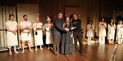 Kartal'da Tiyatro Rüzgârı: Hafta Boyunca Perdeler Kapanmıyor!