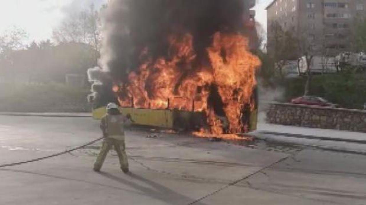 Kartal'da İETT otobüsü alev alev yandı