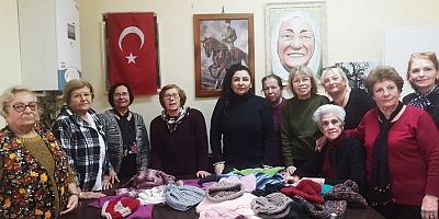 Kartallı Kadınların Ördükleri Atkı ve Bereler Depremzedelere Gönderiliyor
