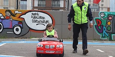 Kartallı Minikler Trafik Haftası'nda Kuralları Öğrenip Parkura Çıktı