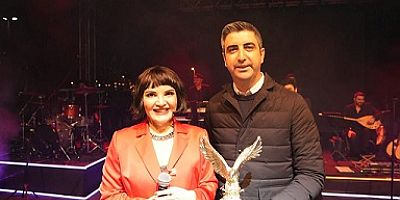 Kartallılar, Göksel'in Şarkılarıyla 19 Mayıs Coşkusunu Yaşadı