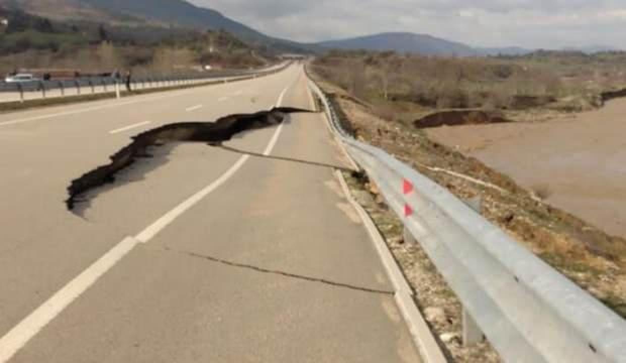 Kastamonu-Karabük yolunda çökme meydana geldi
