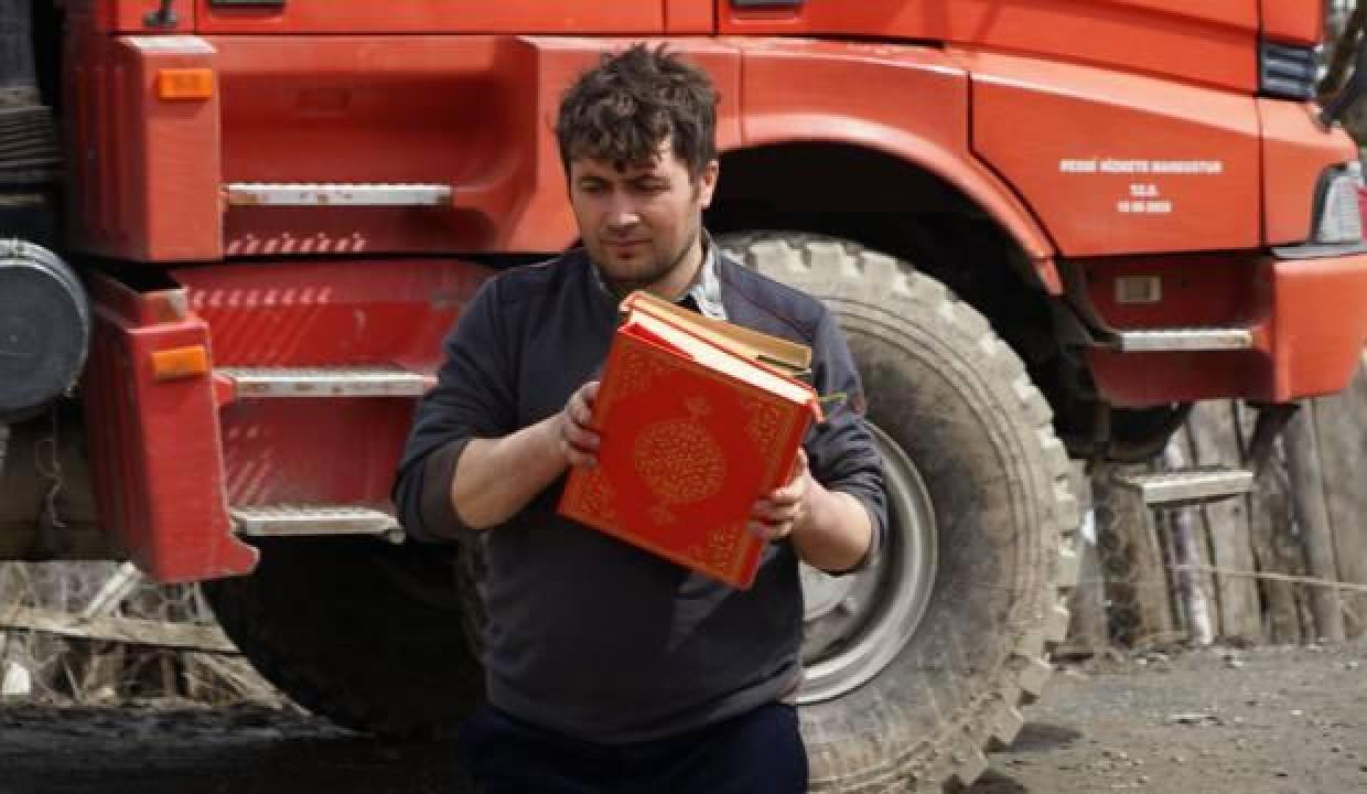 Kastamonu'da imam canını hiçe sayarak yanan camideki Kuran-ı Kerim'leri kurtardı