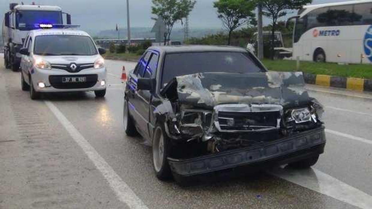 Kastamonu’da otomobil tıra çarptı: 2 yaralı