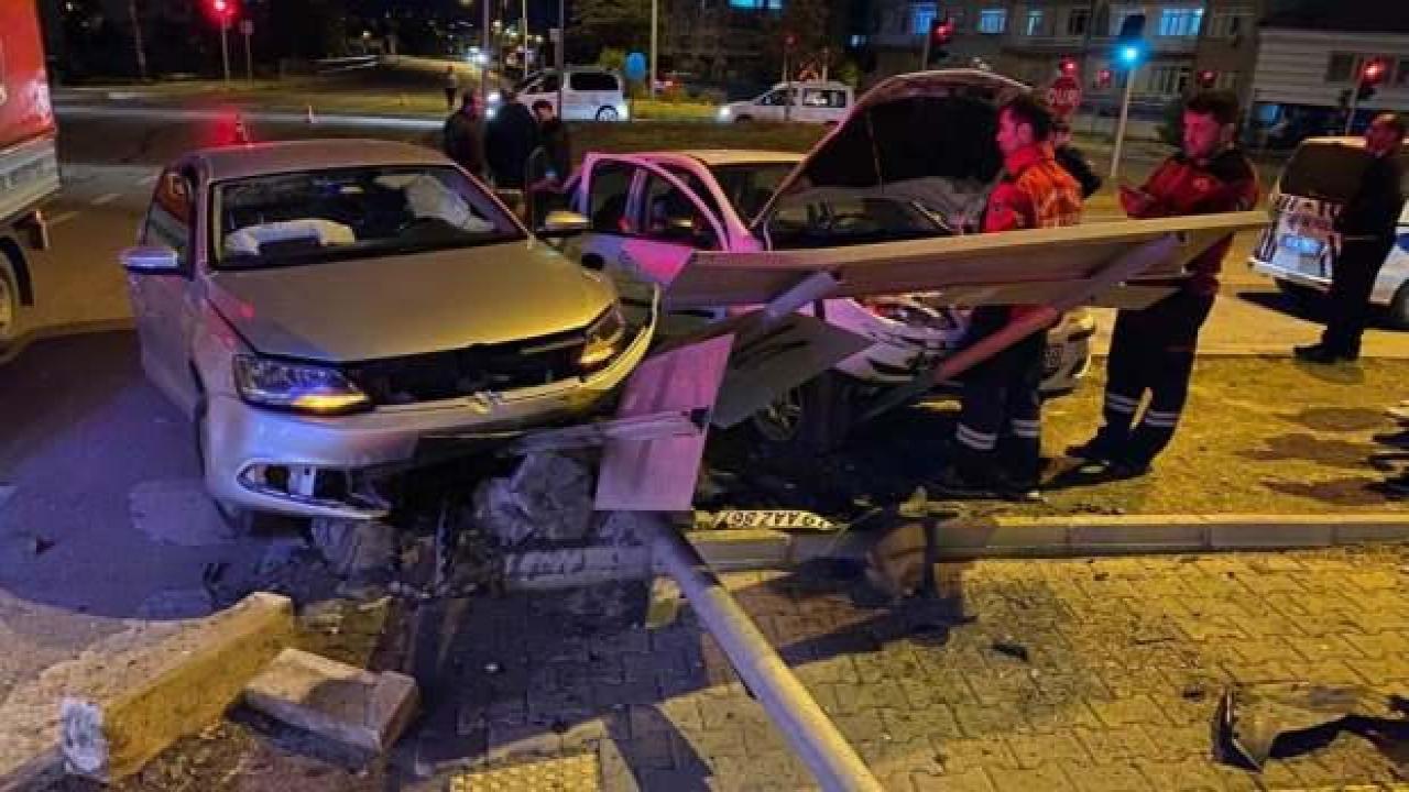 Kavşakta iki otomobil çarpıştı: 1 yaralı