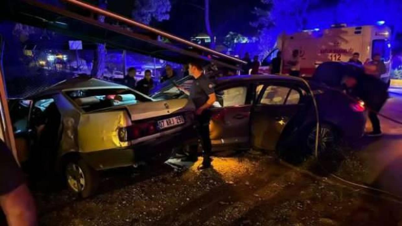 Kavşakta otomobiller çarpıştı; 2 ölü, 2 yaralı