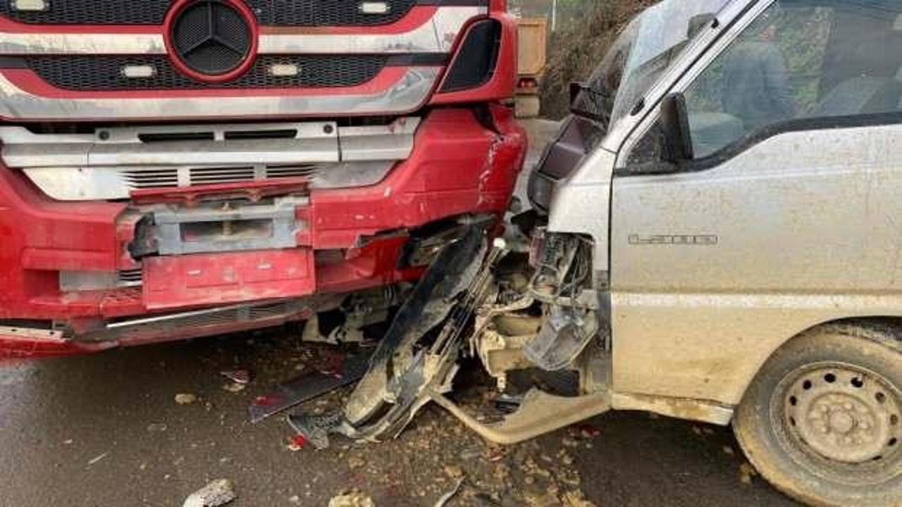 Kayan minibüs ile tır çarpıştı: 2 yaralı