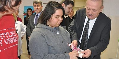 KAYMAKAM ABDULLAH DEMİR’E ‘ÖZEL ÇOCUKLAR’DAN ÖZEL HEDİYE