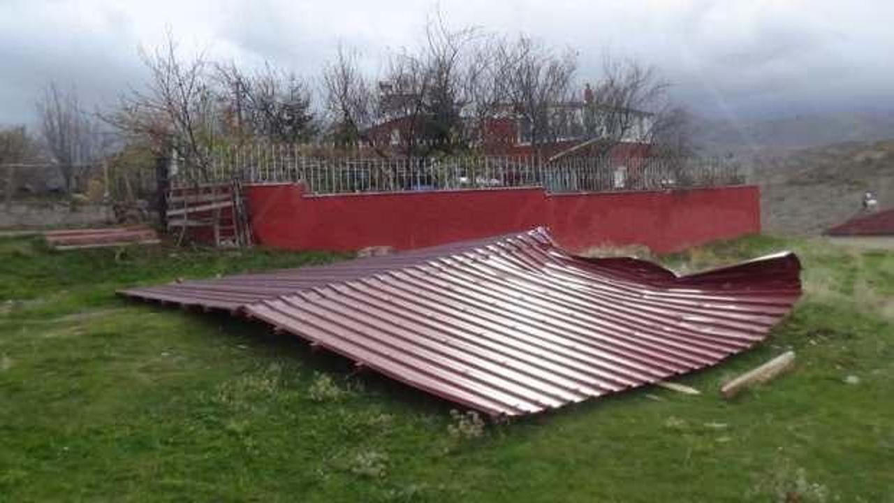 Kayseri'de 6 tonluk çatı şiddetli rüzgara dayanamadı