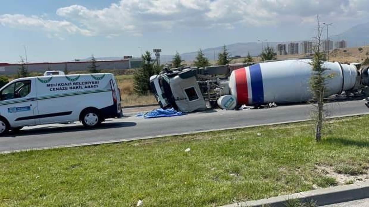 Kayseri'de beton mikseri devrildi; sürücü öldü