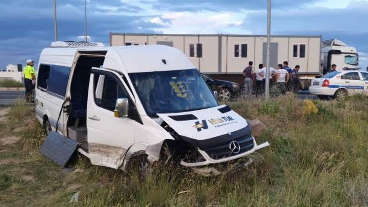 Kayseri'de pikap ile işçi servisinin çarpıştığı feci kazaı: 21 yaralı