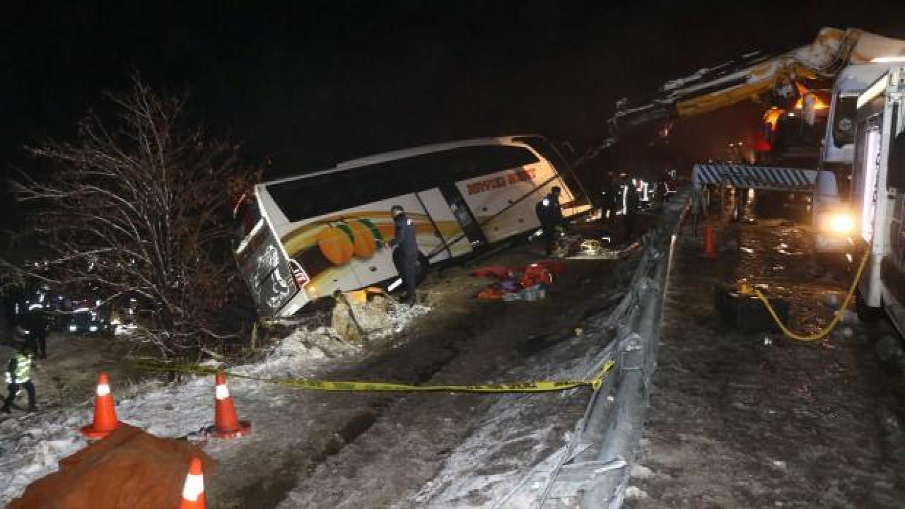 Kayseri'de yolcu otobüsünün devrilmesi sonucu 3 kişi öldü, 25 kişi yaralandı