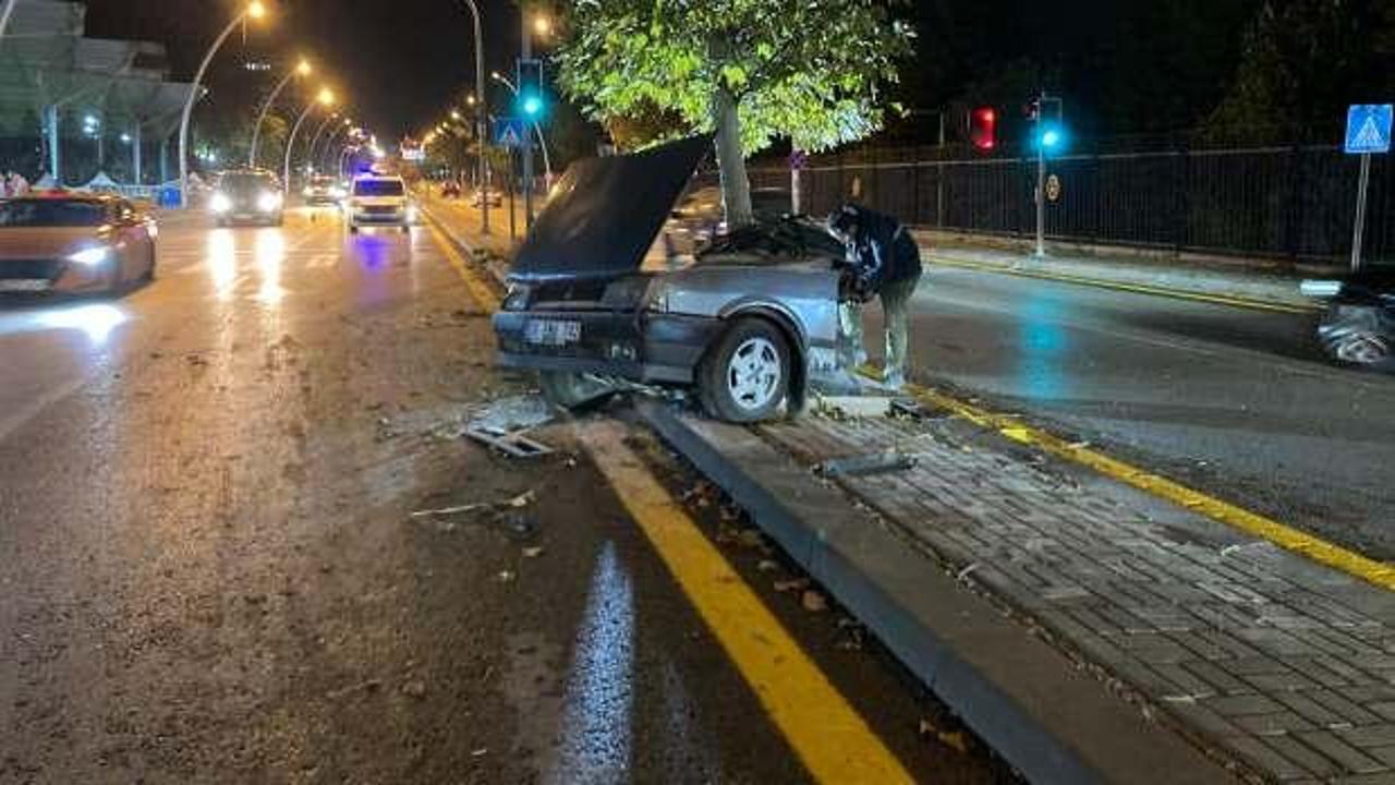 Kaza yapan otomobilin yarısı karşı şeride geçti!