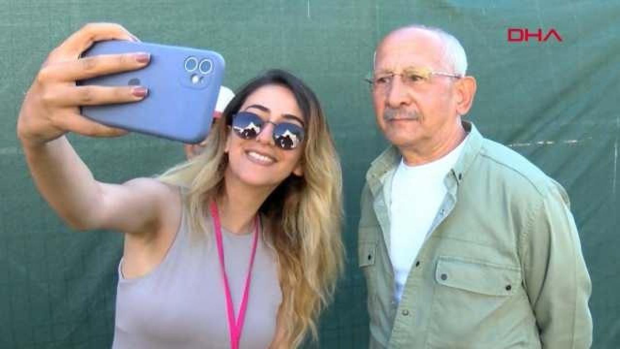 Kılıçdaroğlu'nun benzeriyle fotoğraf çektirmek için yarıştılar
