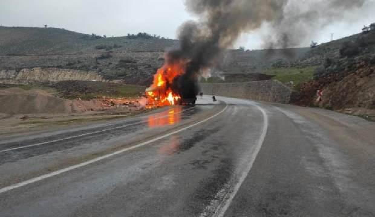 Kilis’te seyir halindeki tır alev topuna döndü