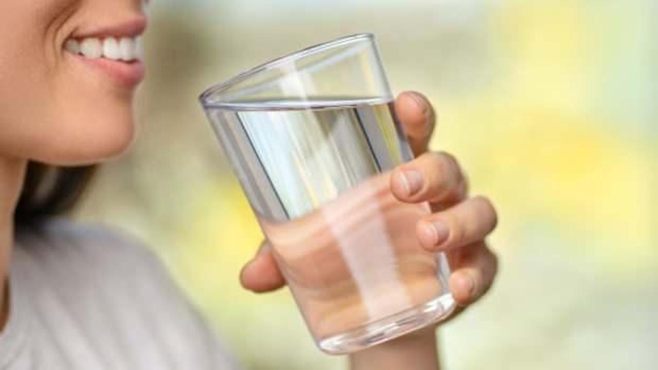 Kilo problemi olanlar dikkat! Yemek yerken su içmek faydalı mı, zararlı mı?