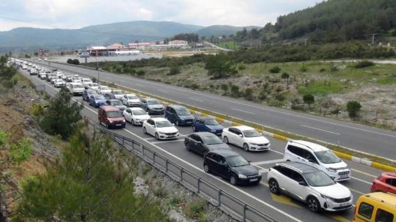 Kilometrelerce tatilci kuyruğu