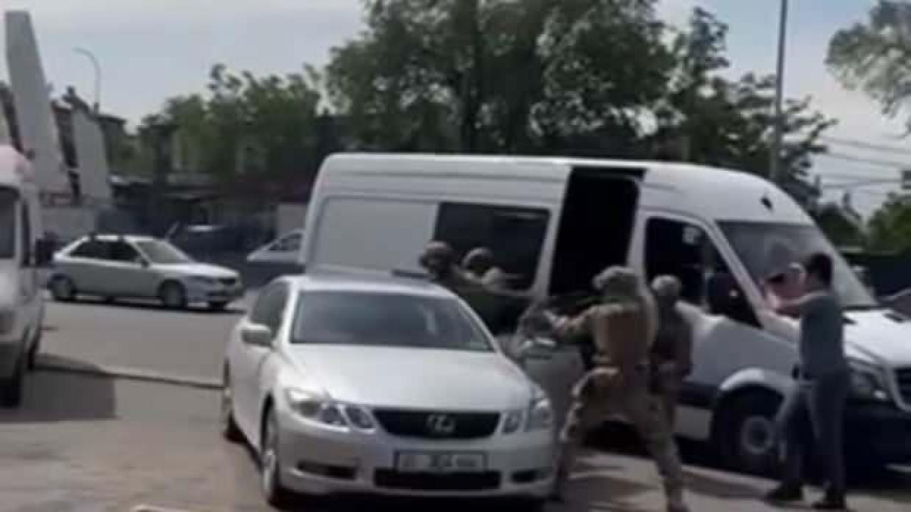 Kırgızistan'da darbe girişimi: Asker ve bürokratlar gözaltında