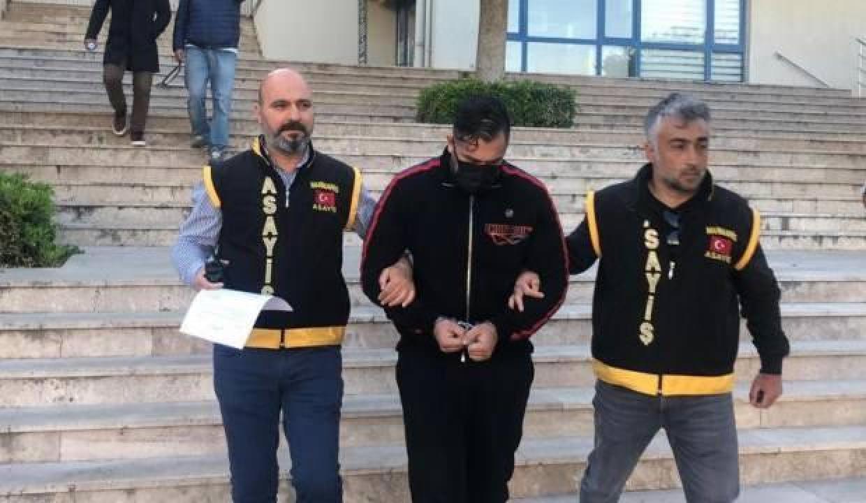 Kırmızı bültenle aranıyordu, çantasını unutunca yakalandı