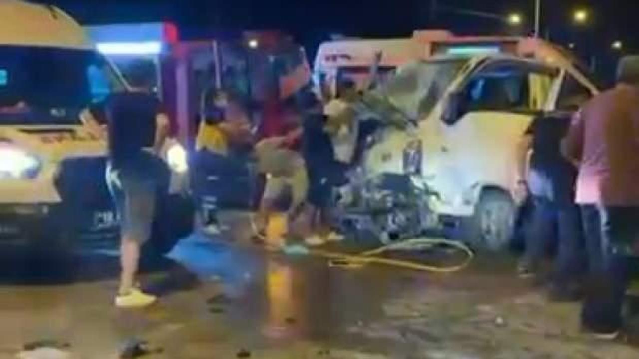 Kırmızı ışık ihlali yapan kamyonet işçi servisine çarptı: 8 yaralı