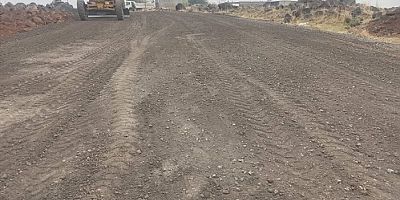KIRSAL MAHALLELERDE YOL YENİLEME VE YENİ YOL ÇALIŞMALARI DEVAM EDİYOR