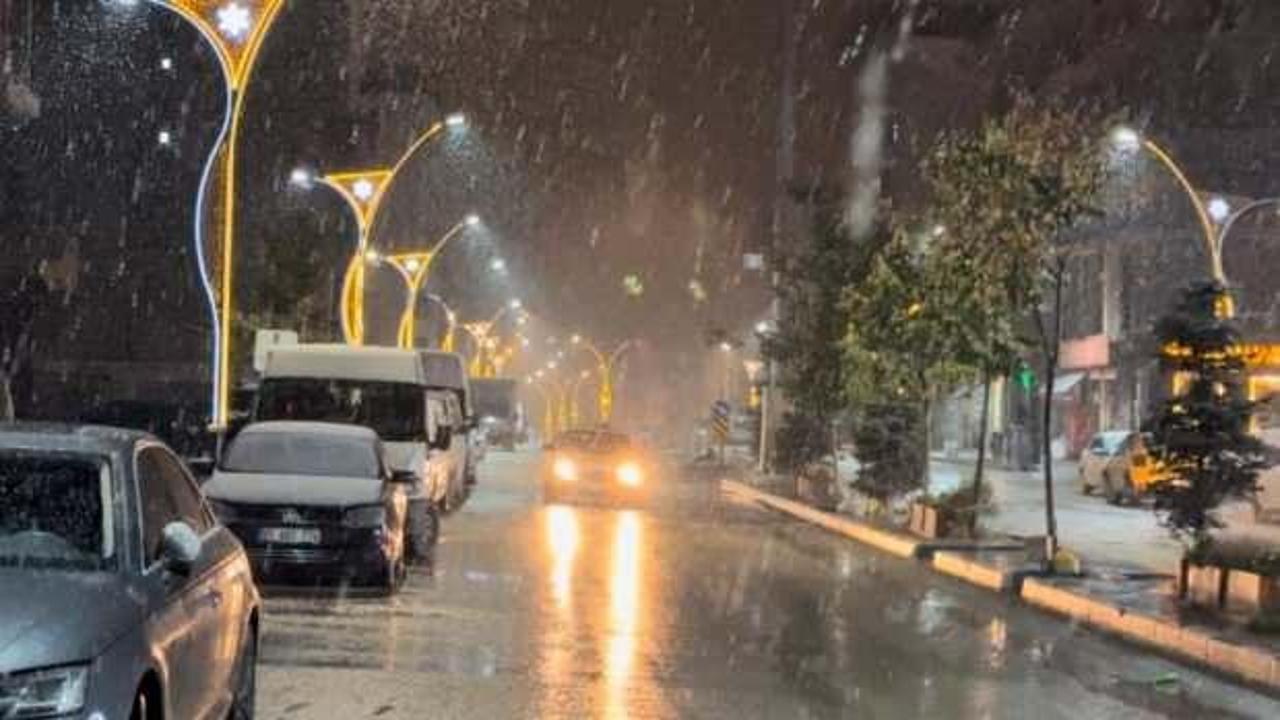 Kış erken geldi, şehir beyaza büründü! Lapa lapa kar yağdı