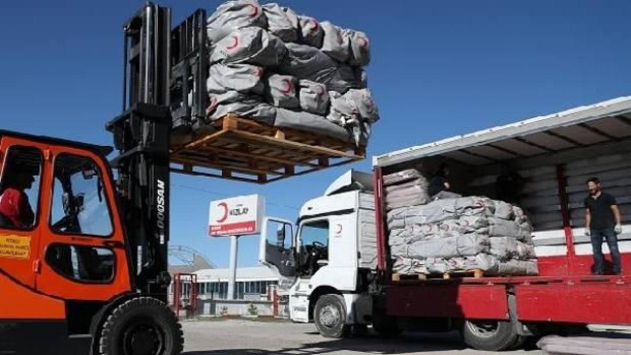 Kızılay'dan Pakistan'a 4 yardım tırı