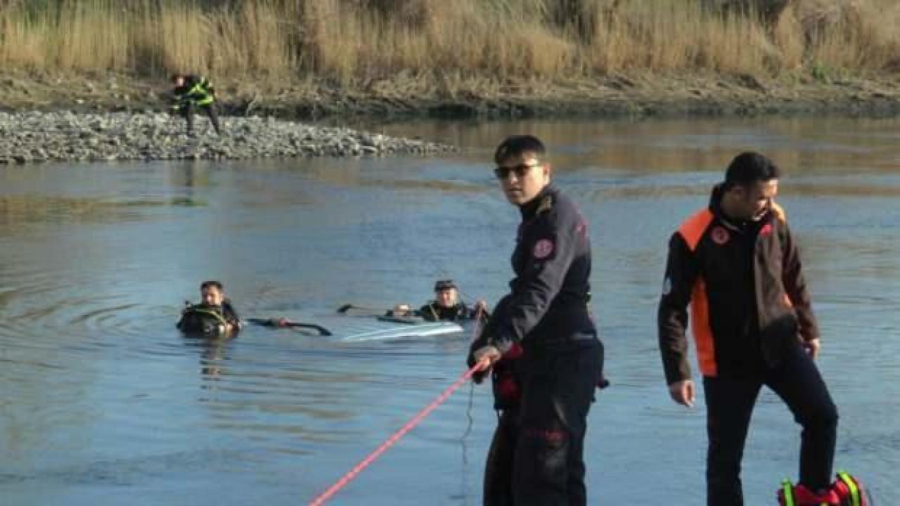 Kızılırmak karı kocanın içinde olduğu aracı yuttu: 2 ölü