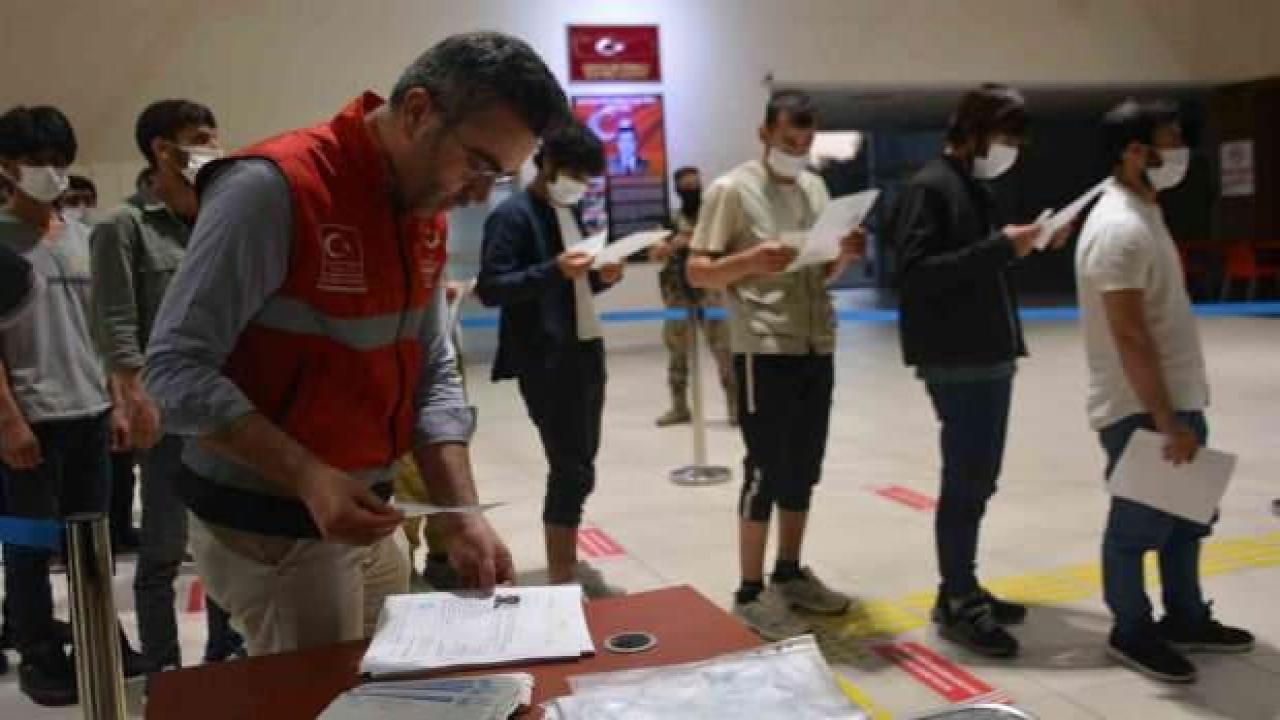 Kocaeli'de 136 düzensiz göçmen ülkesine gönderildi