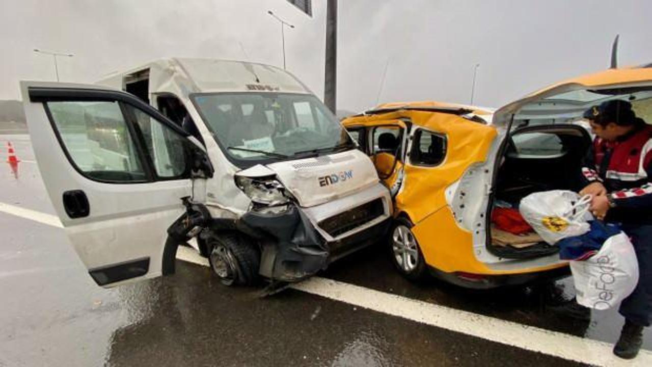 Kocaeli'de işçi servisiyle taksi çarpıştı: 13 yaralı