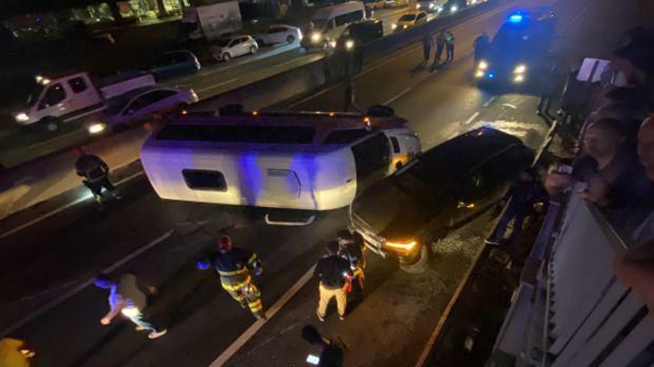 Kocaeli’de servis minibüsü otomobille çarpışıp devrildi: 7 kişi yaralandı