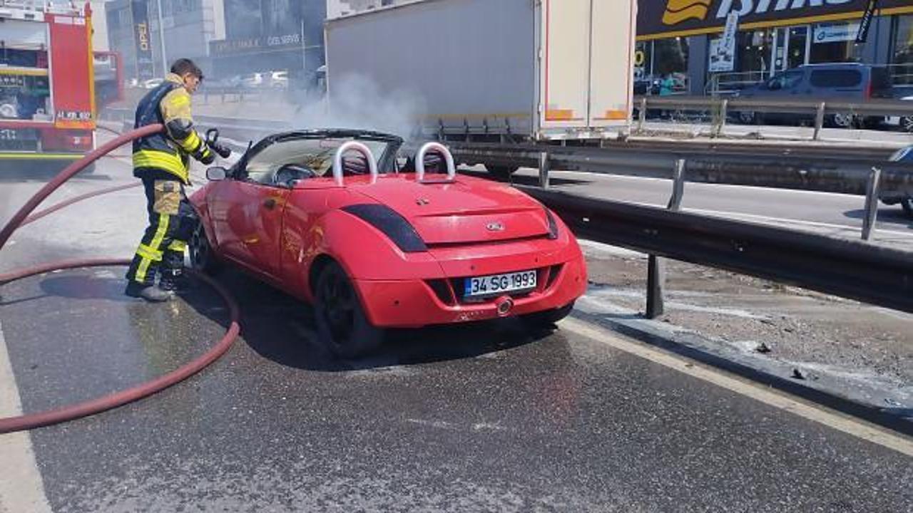 Kocaeli'de seyir halindeki otomobilde çıkan yangın söndürüldü