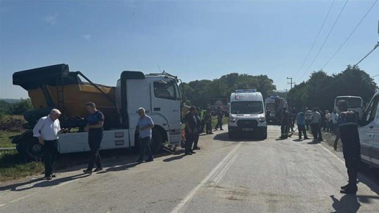 Kocaeli'de tır ile servis midibüsü çarpıştı! Çok sayıda yaralı var