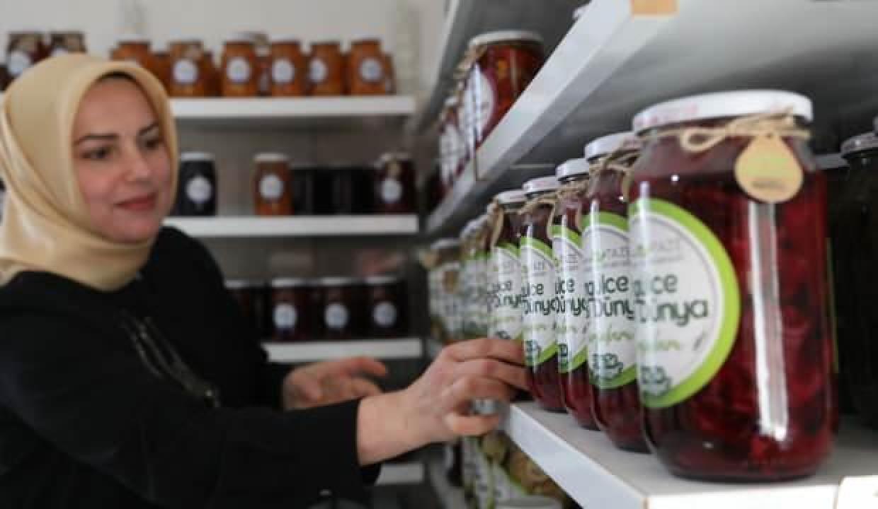 Komşularına yaptığı reçel ve turşular beğenilince kendi markasını oluşturdu