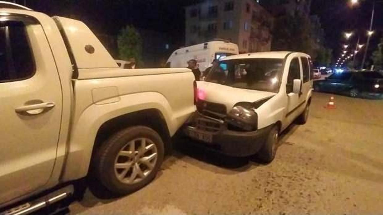 Kontrolden çıkan araç kamyonete çarptı