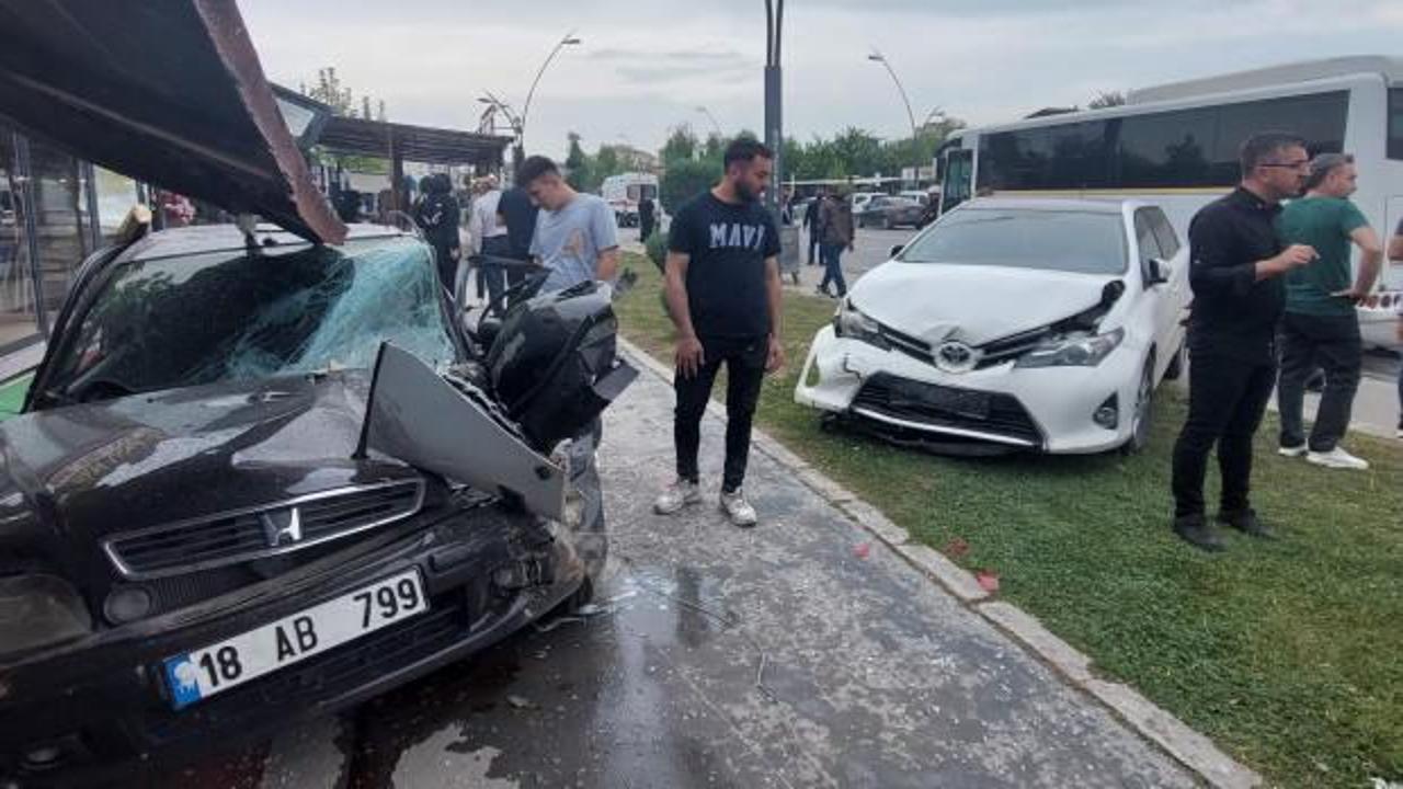 Kontrolden çıkan kamyon park halindeki araçların arasına daldı: 2 yaralı