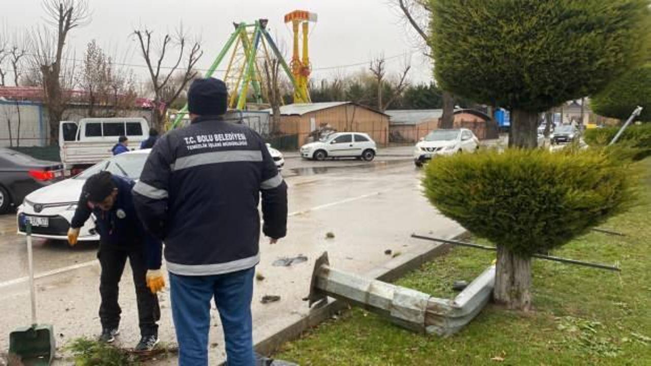Kontrolden çıkan kamyonet elektrik direğini devirdi