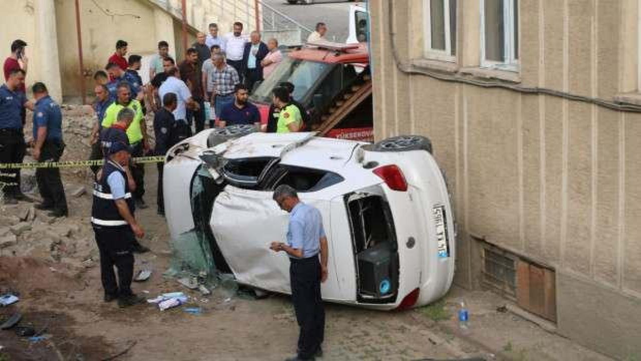 Kontrolden çıkan otomobil belediyenin bahçesine uçtu
