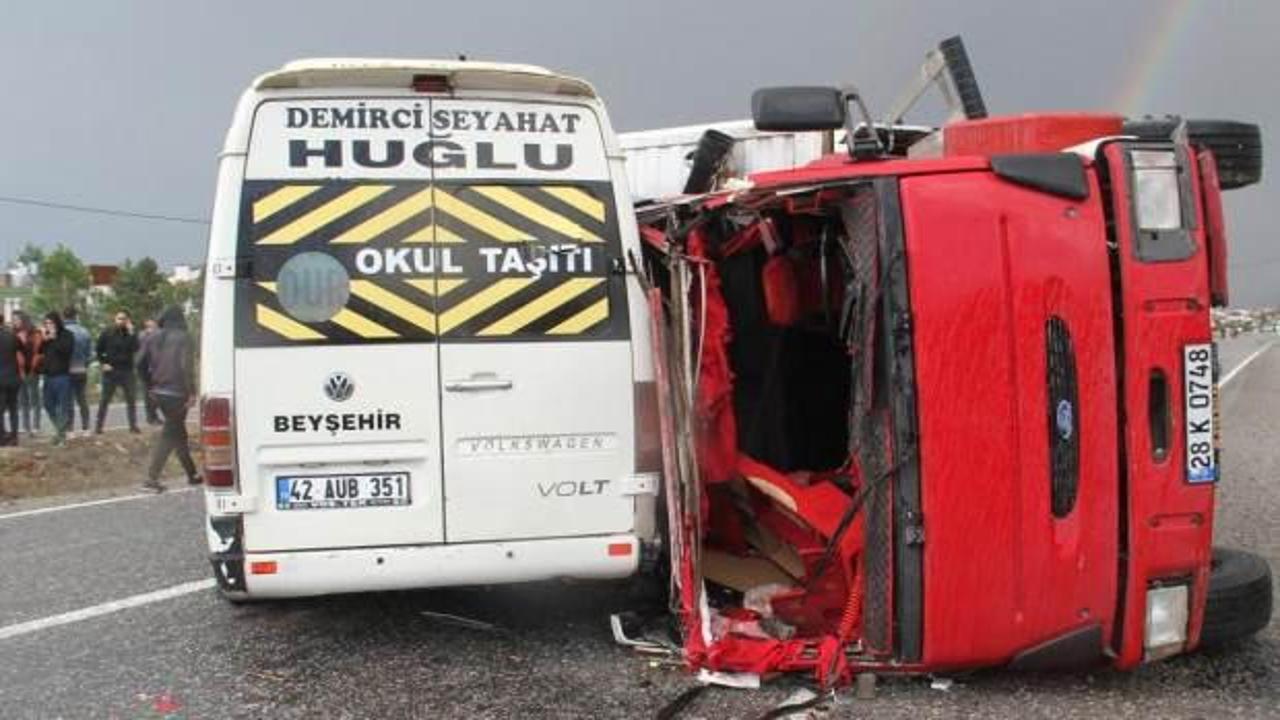Konya'da kamyonla minibüs çarpıştı: Çok sayıda yaralı