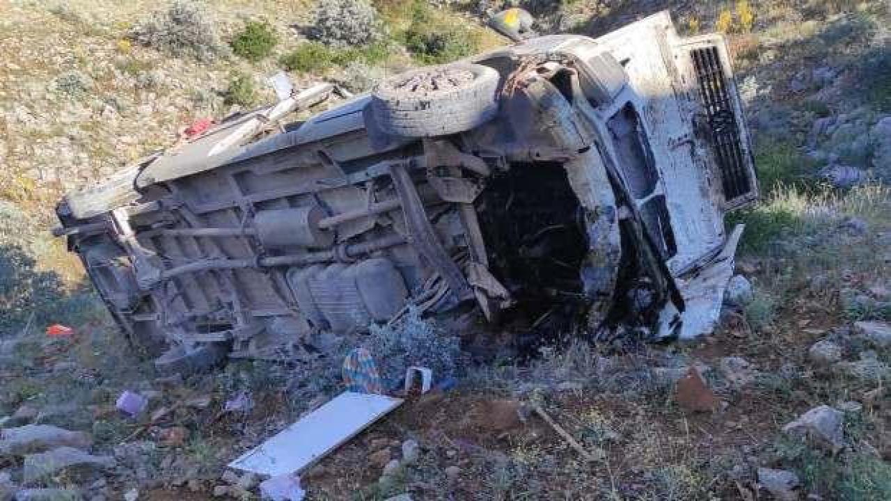 Konya'da tarım işçilerini taşıyan minibüs devrildi: 2 ölü
