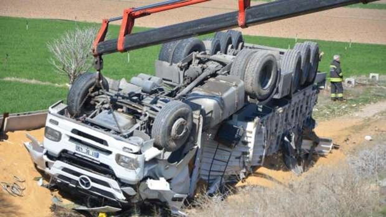 Konya’da tır şarampole devrildi: 1 ölü
