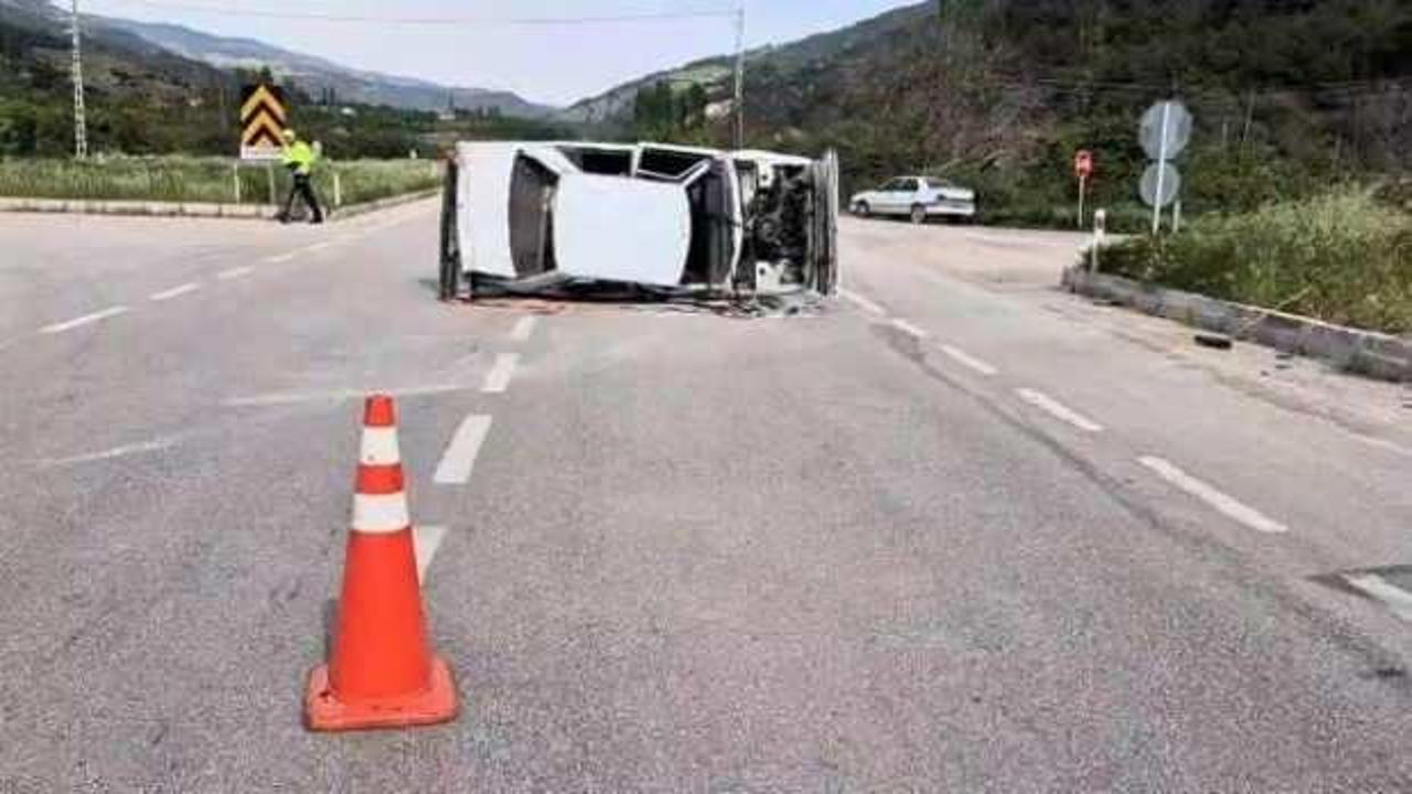 Köpeğe çarpmamak için manevra yapan araçtaki 3 kişi yaralandı