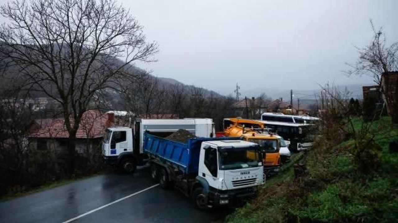 Kosova-Sırbistan arasındaki barikat sorunu 3 gündür devam ediyor