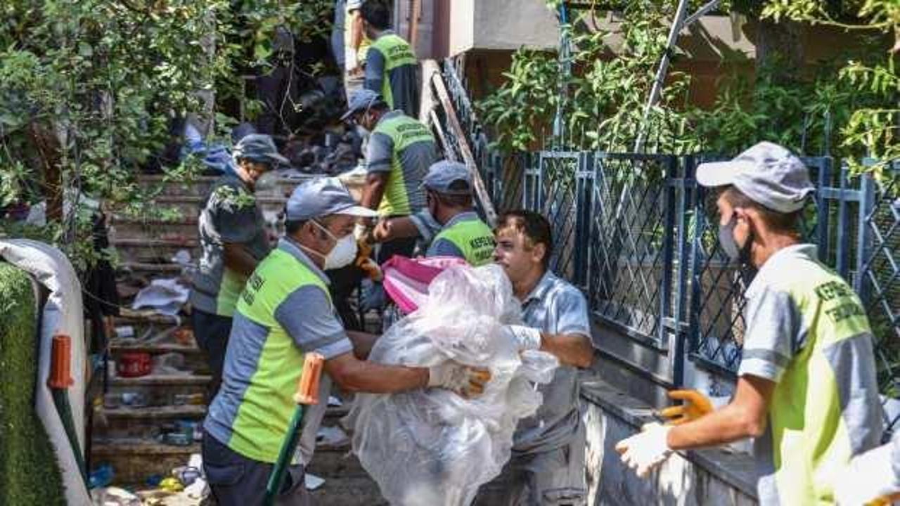 Kötü koku yayılan apartmandan 6 kamyon çöp çıktı