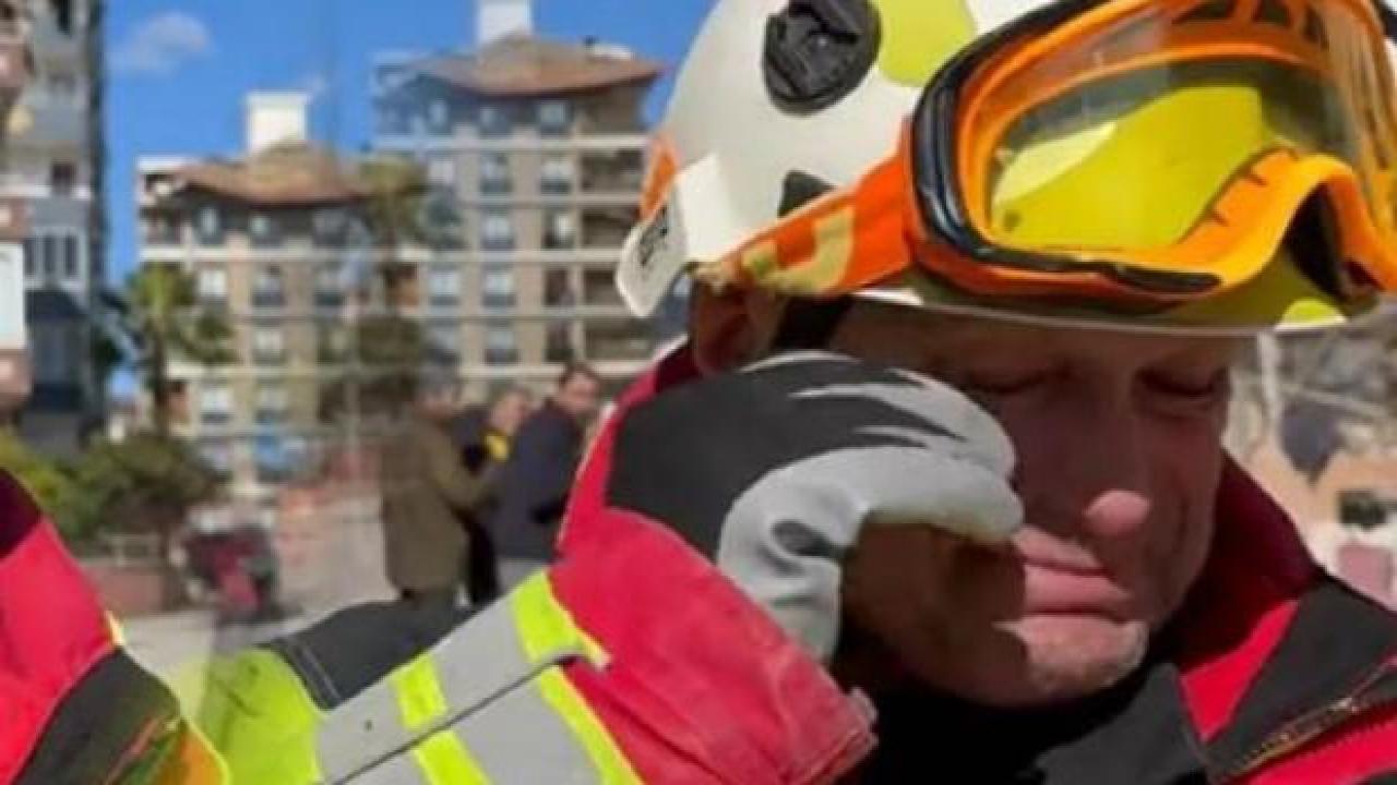 Küçük kızı enkazdan sağ çıkaran Macar görevli gözyaşlarına boğuldu