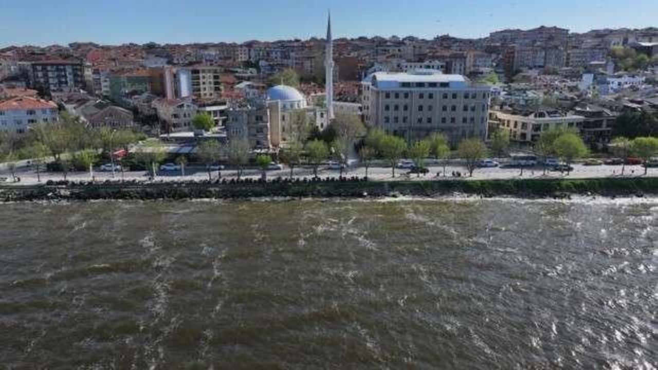 Küçükçekmece Gölü'nün kıyı kesimlerinde suyun rengi değişti