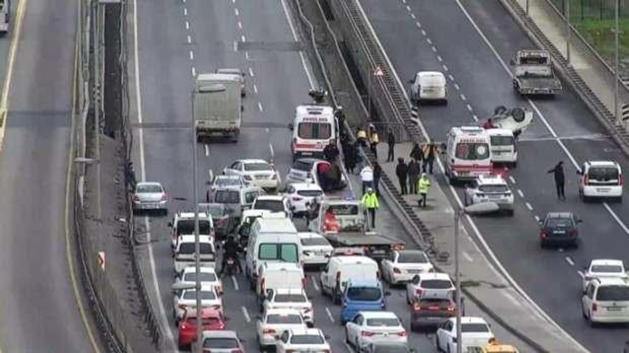 Küçükçekmece'de 5 otomobilin karıştığı zincirleme kazada 2 kişi yaralandı